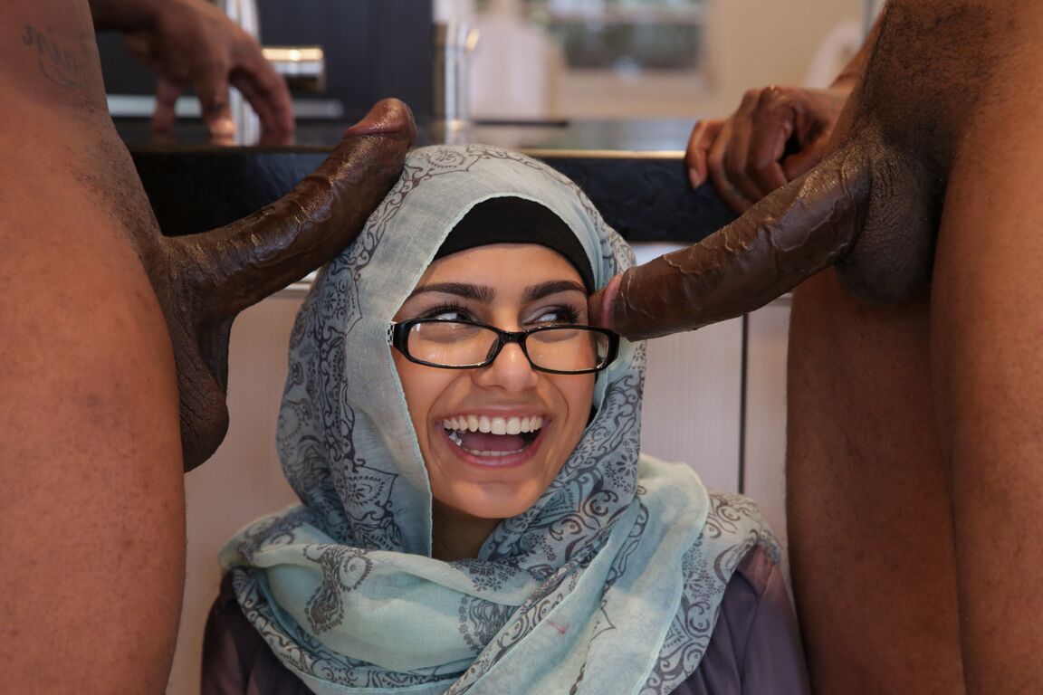 21P La friki estrella porno libanesa Mia Khalifa follándose dos grandes pollas negras en un trío