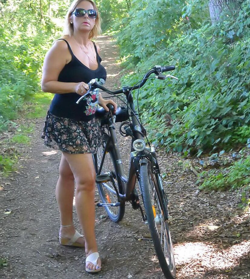 20P Chrissy, la madura regordeta y tetona montando en bicicleta en topless con sus enormes tetas balanceándose