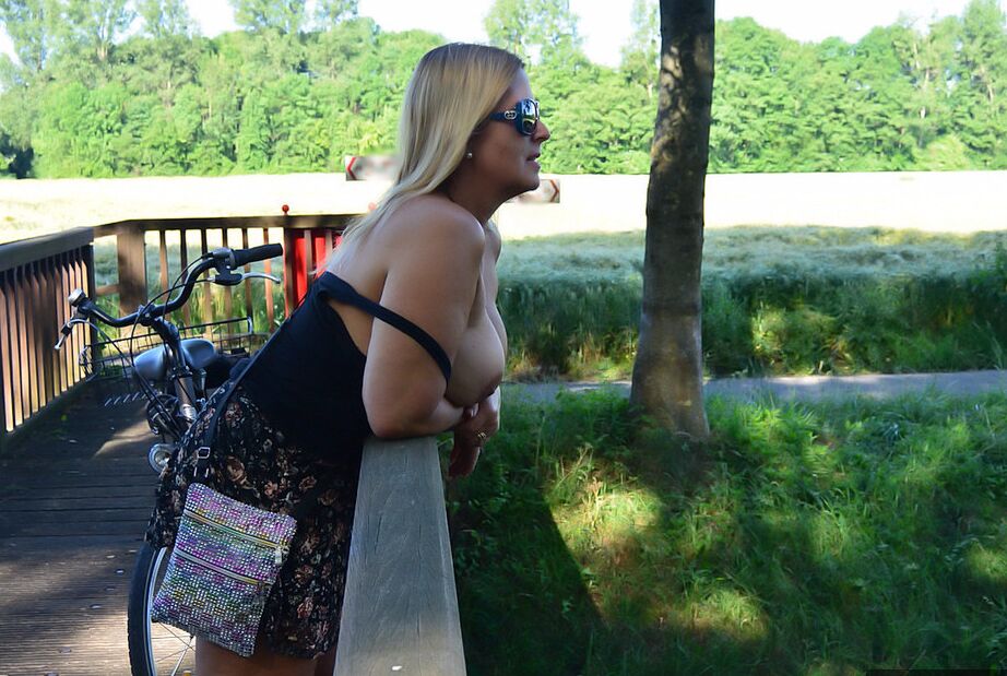 20P Chrissy, la madura regordeta y tetona montando en bicicleta en topless con sus enormes tetas balanceándose