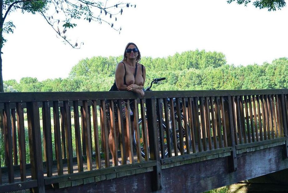 20P Chrissy, la madura regordeta y tetona montando en bicicleta en topless con sus enormes tetas balanceándose