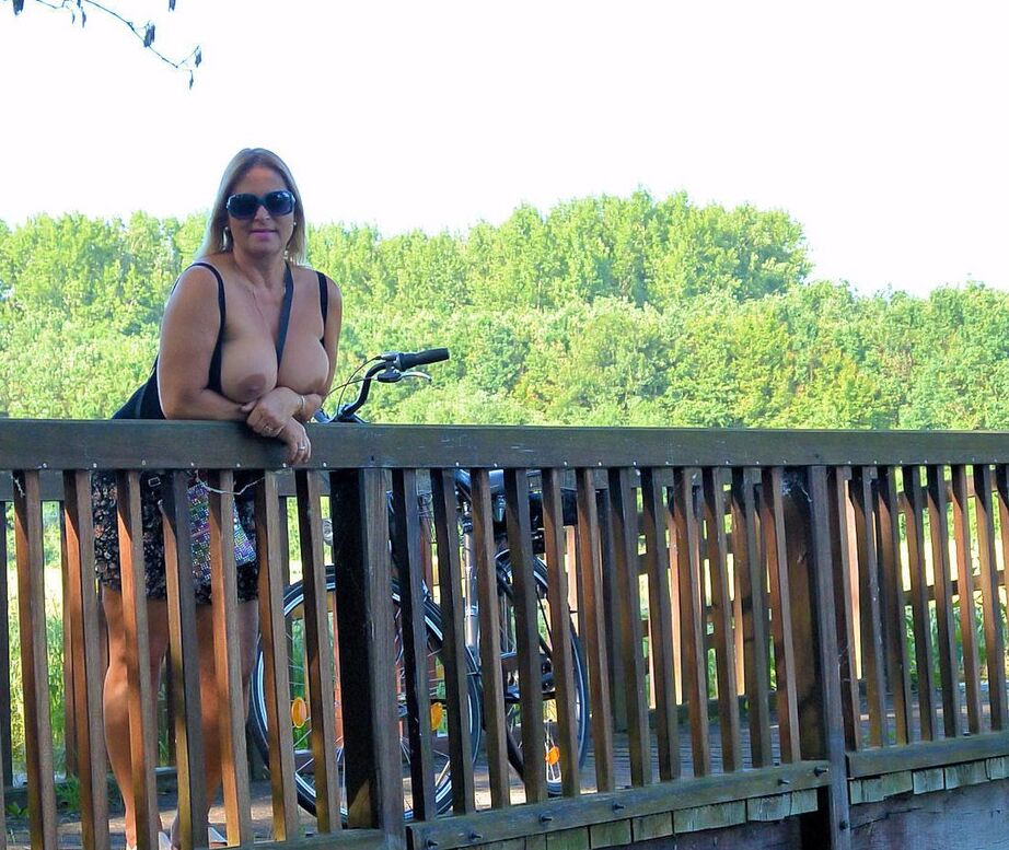 20P Chrissy, la madura regordeta y tetona montando en bicicleta en topless con sus enormes tetas balanceándose