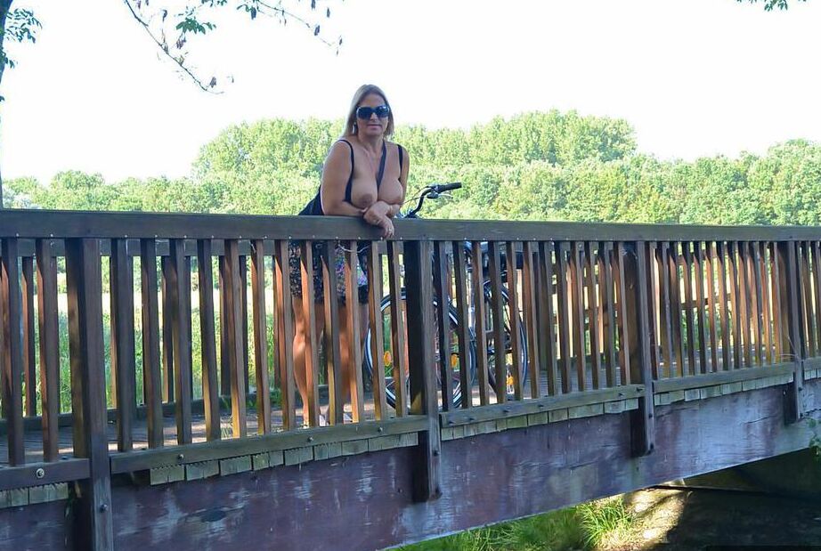 20P Chrissy, la madura regordeta y tetona montando en bicicleta en topless con sus enormes tetas balanceándose