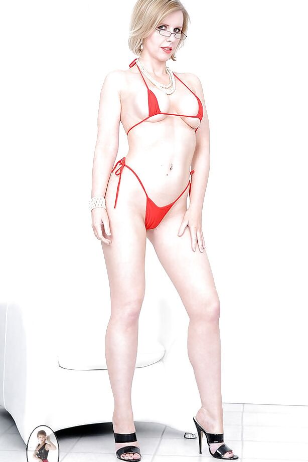 15P MILF rubia en bikini tanga mostrando sus grandes tetas y su raja afeitada