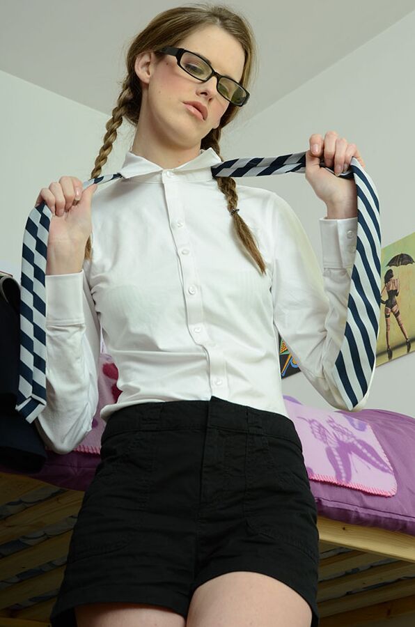 15P Gata adolescente com óculos sexy Melissa Thompson se despindo em close