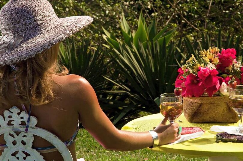 16P La zorra latina Emanuely disfruta de la masturbación al aire libre abriendo su coño afeitado
