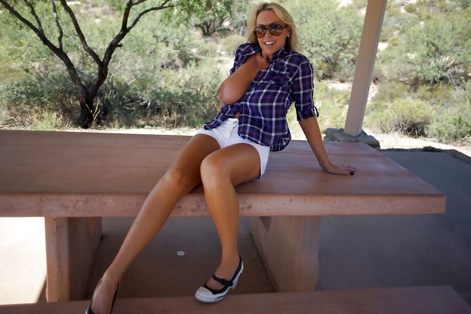16P Nena madura rubia sonriente con gafas de sol mostrando sus hermosas tetas al aire libre