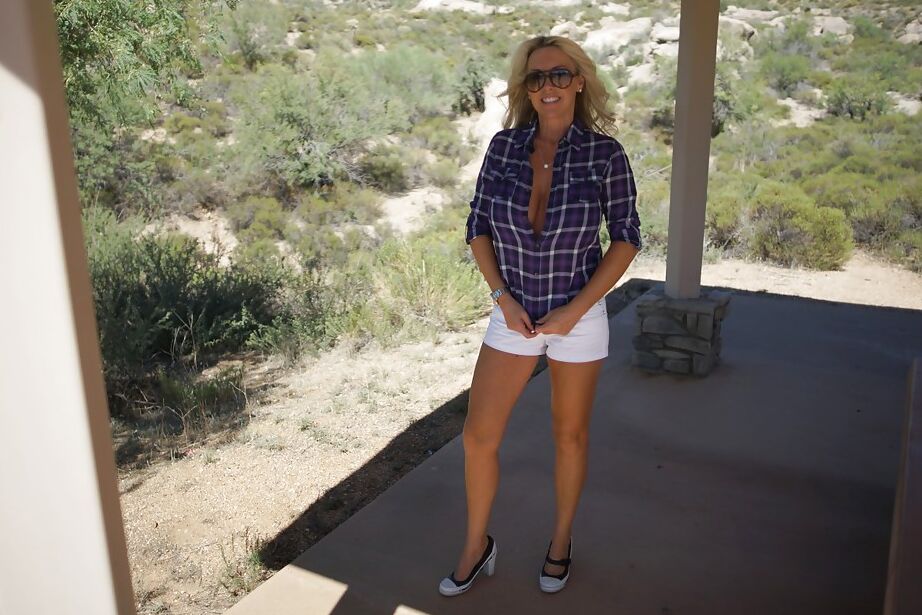 16P Nena madura rubia sonriente con gafas de sol mostrando sus hermosas tetas al aire libre
