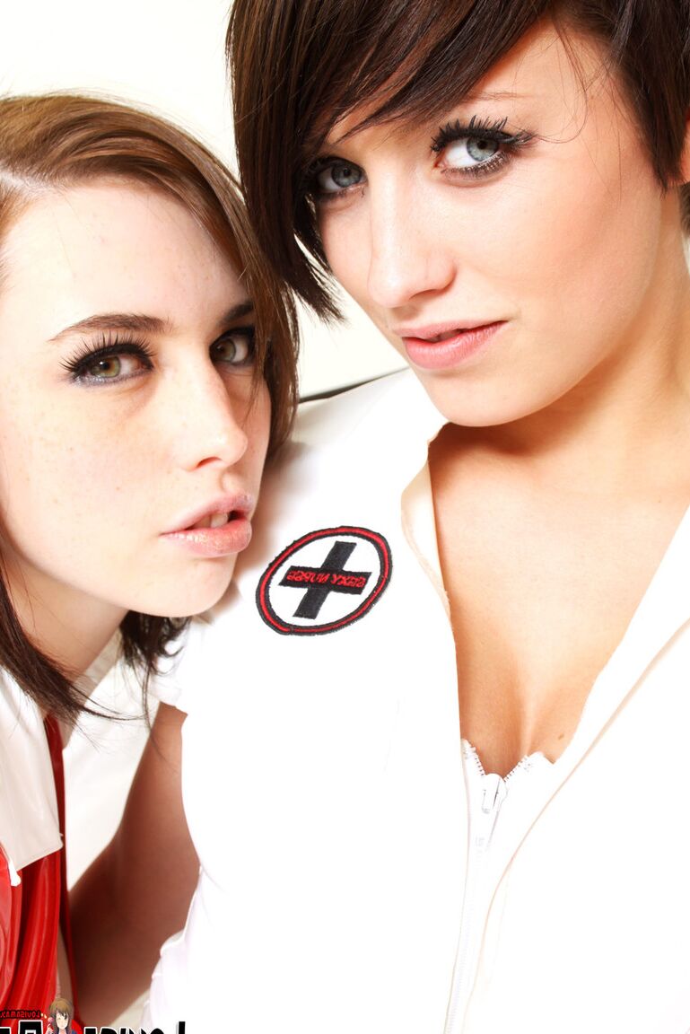 16P Louisa May Louisa et Natalie lesbiennes