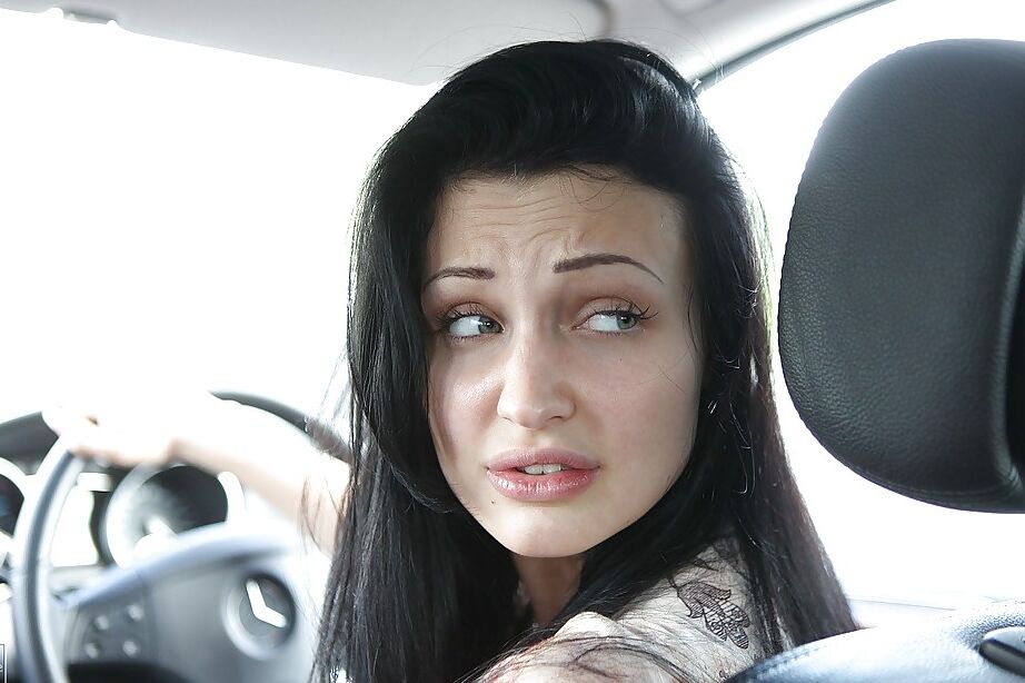 16P A estrela pornô Aletta Ocean está mijando ao ar livre e expõe os seios