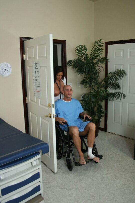16P A médica gostosa Ava Lauren encontra uma paciente com um pau adequado para sua boceta