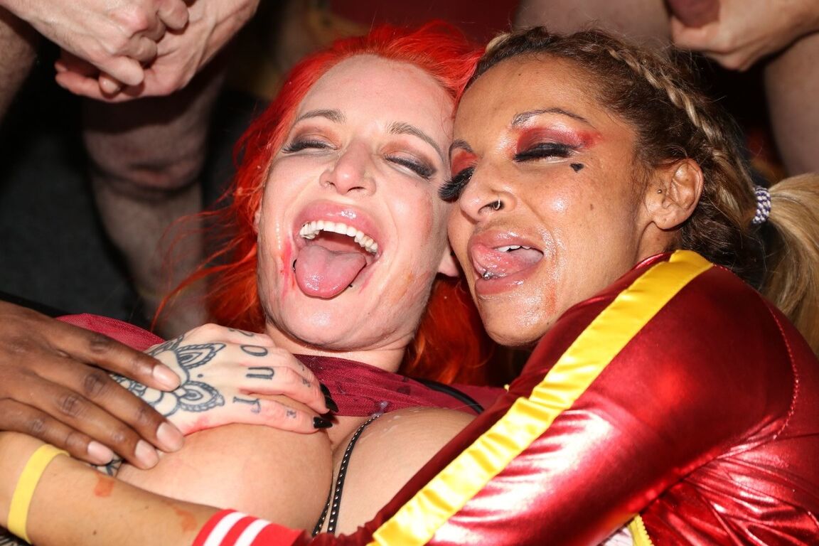 16P Um monte de garotas recebem gozadas faciais durante sexo grupal no Halloween