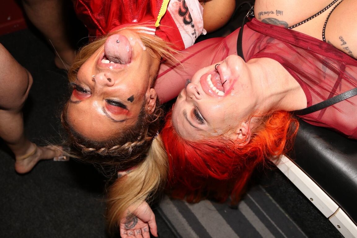 16P Um monte de garotas recebem gozadas faciais durante sexo grupal no Halloween