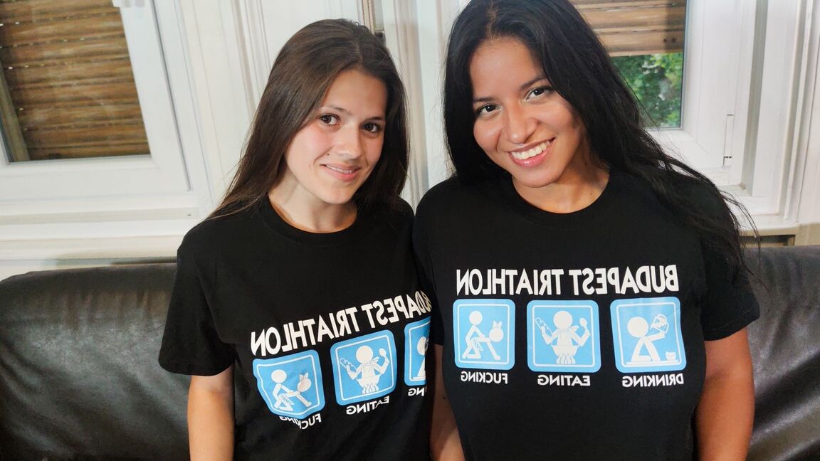 15P-Latina-Girls strecken ihre Zunge heraus, bevor sie sich auf einen Vierer-Fick einlassen