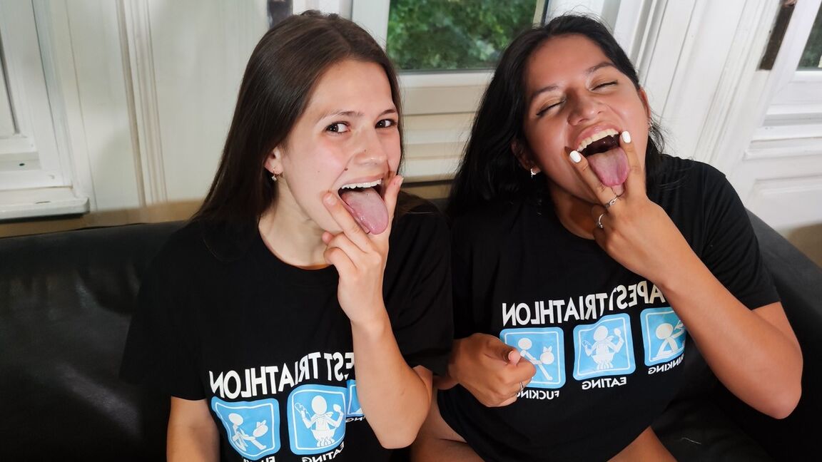 15P-Latina-Girls strecken ihre Zunge heraus, bevor sie sich auf einen Vierer-Fick einlassen