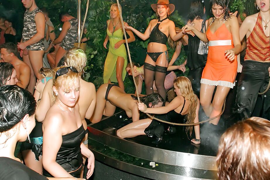 16P Safadas arrebatadoras enlouquecendo e sujando na festa de groupsex europeia