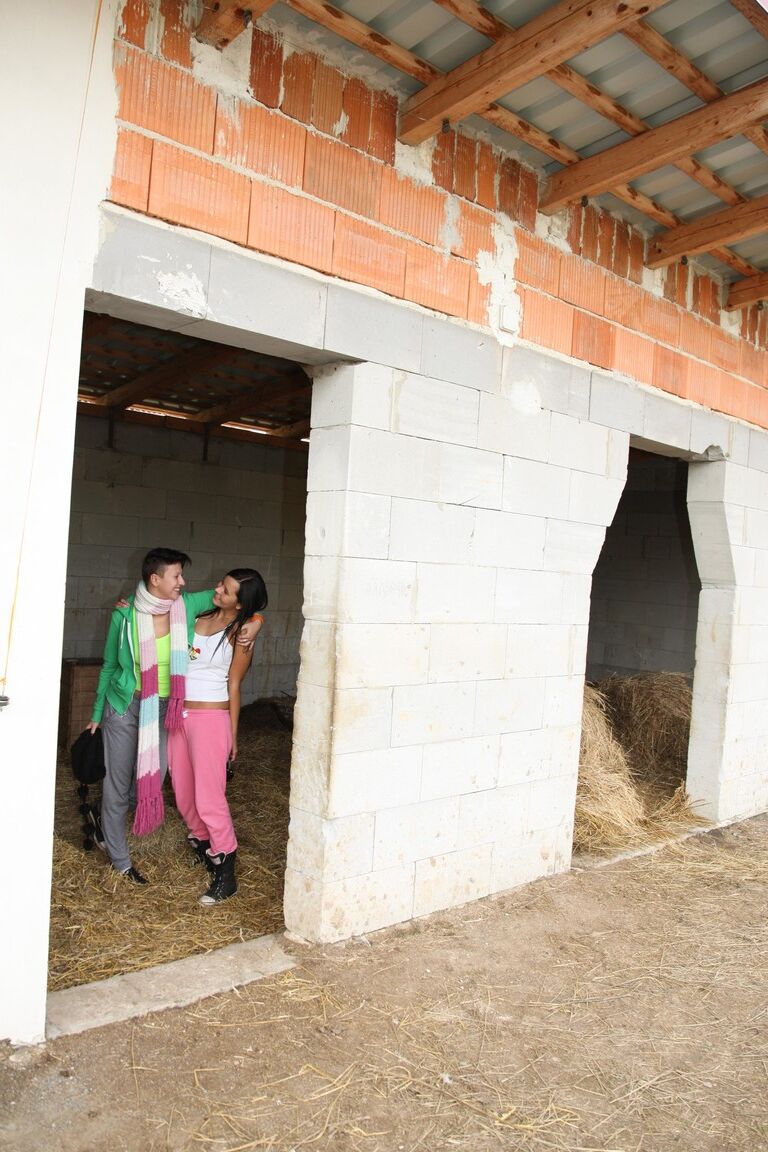 21P A lésbica safada Susan filma sua peituda GF Nicoletta se masturbando em um celeiro