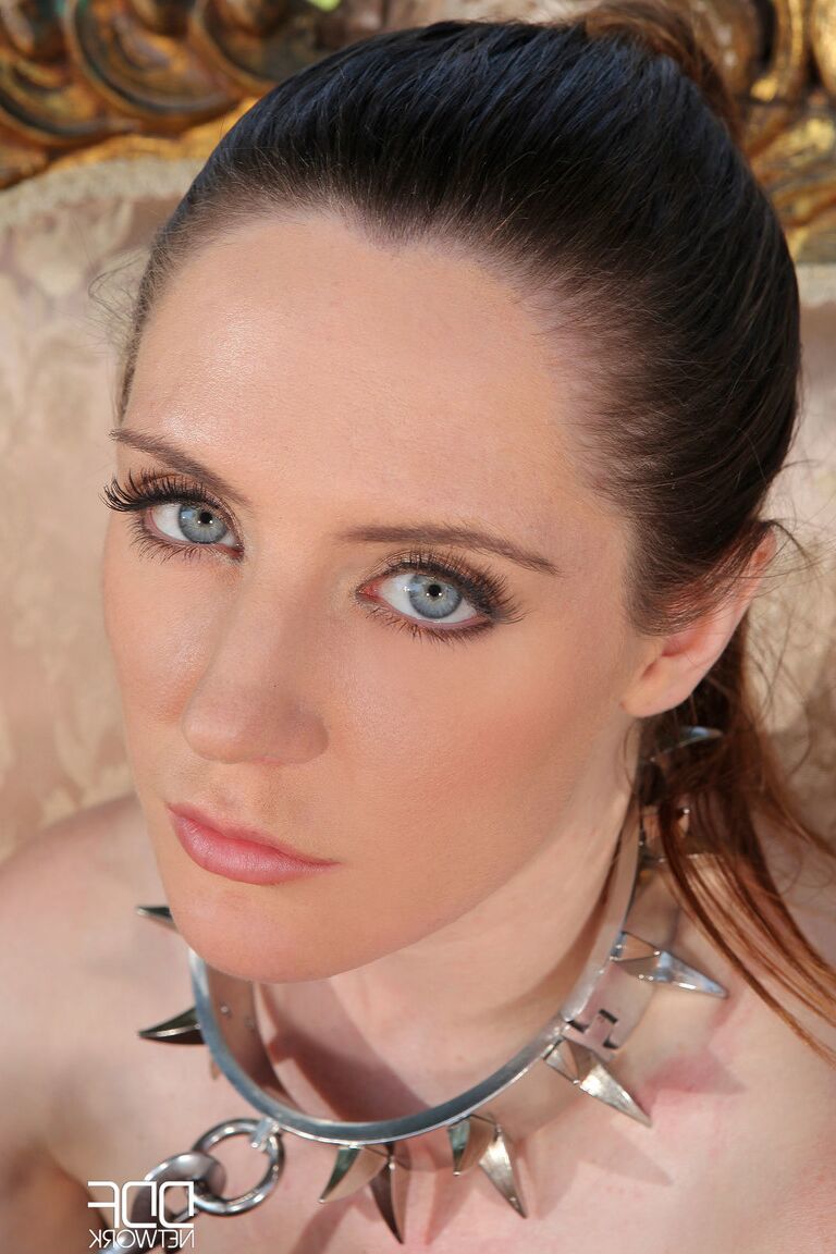 21P Kinky Samantha Bentley leva um tapa e brinca ao ar livre pela excitada Latex Lucy