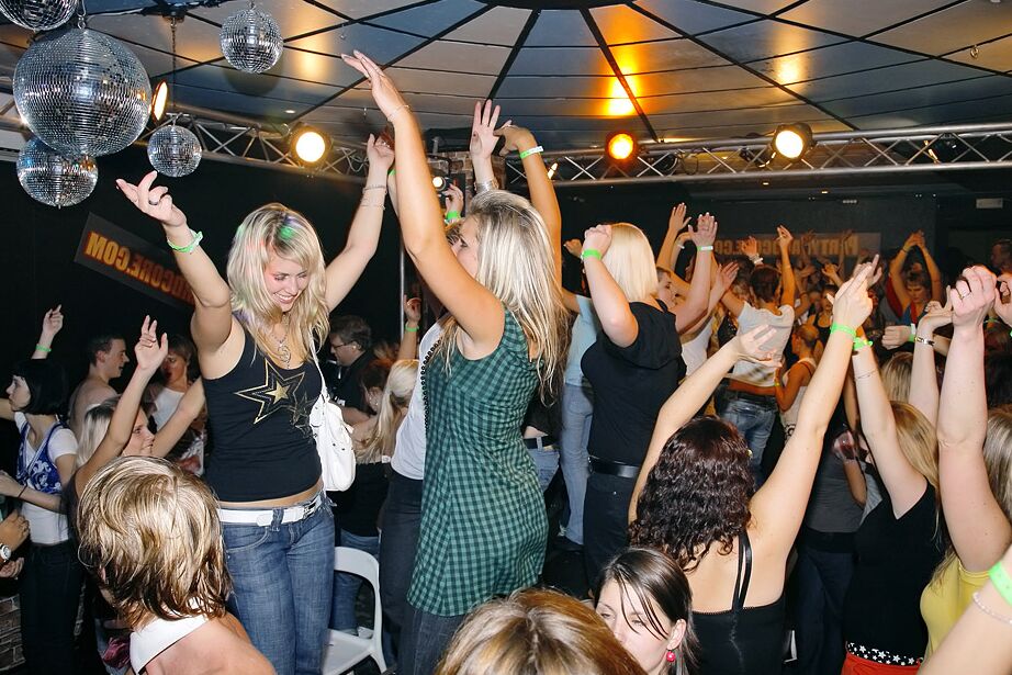 15P Nuttige Schlampen machen es sich mit hübschen männlichen Strippern schmutzig