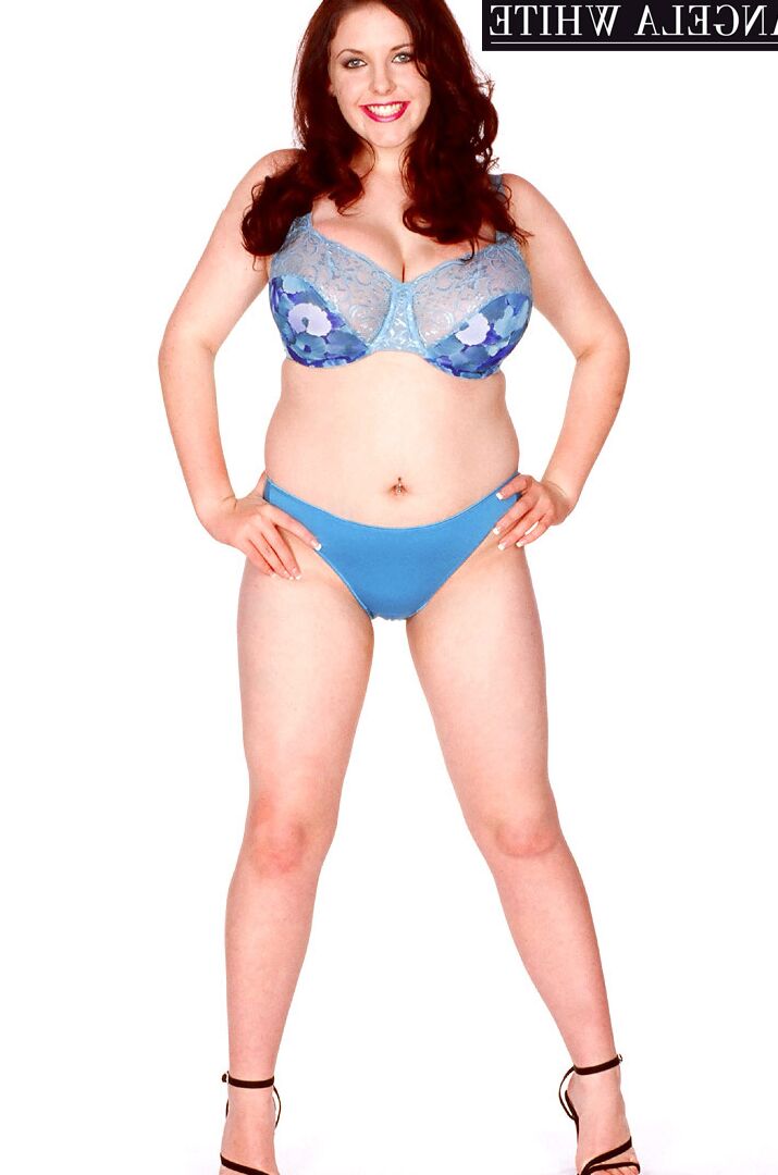 21P La MILF pelirroja Angela White muestra sus pechos gigantes y juega con su coño tupido
