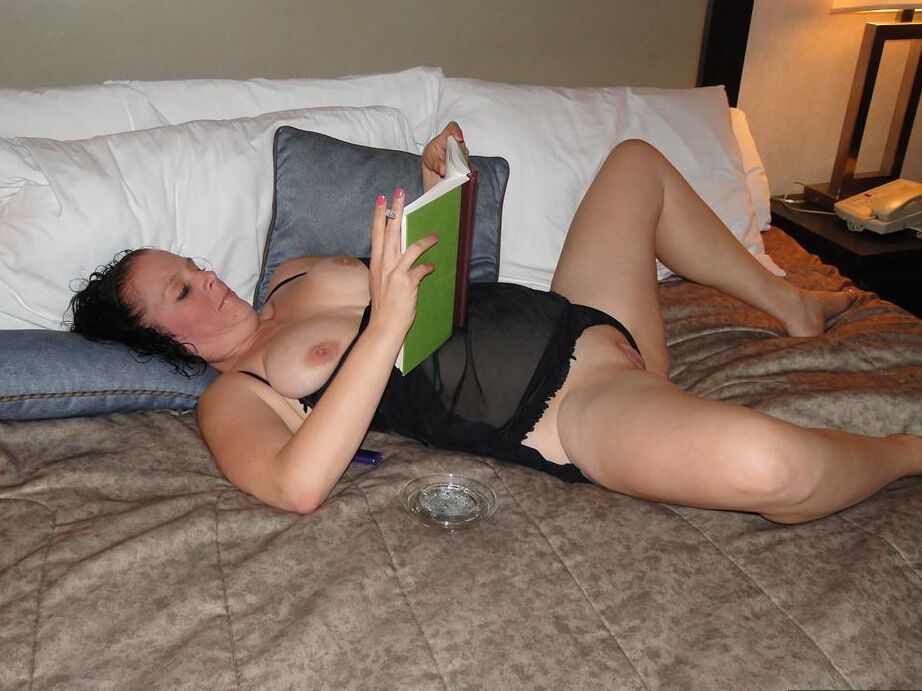 16P A amadora madura Tiffany Lynne monta um vibrador enquanto fuma um cigarro