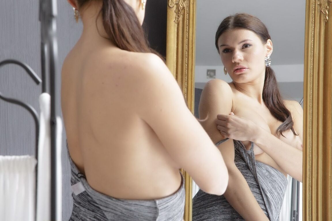 16P La belle Roquel, 18 ans, fait de l'anal avec son massothérapeute