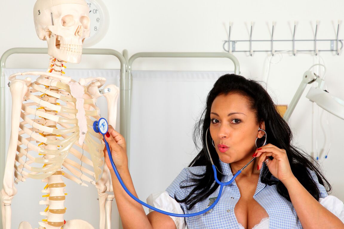 21P Curvy MILF médica Danica Collins mostra seu peito grande e brinca com seu regalo