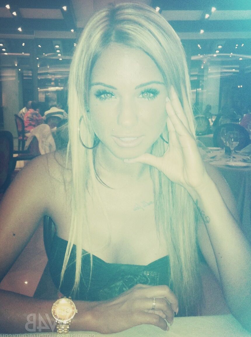 21P A deslumbrante gata tcheca Ashley Bulgari revelando seus peitos grandes em uma compilação quente