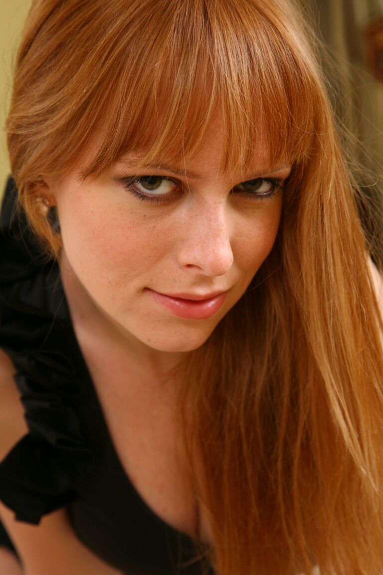 21P A megera naturalmente peituda Monika tira as meias e mostra sua buceta