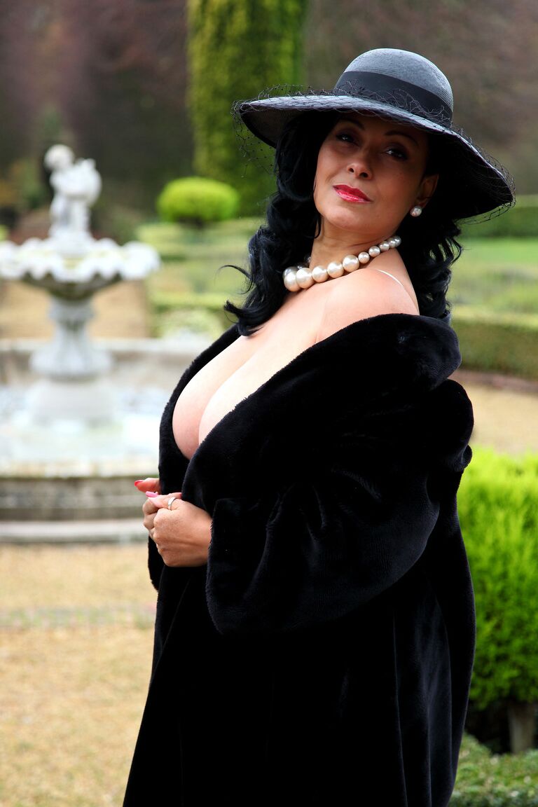 21P MILF em lingerie Danica Collins expõe seus peitos grandes