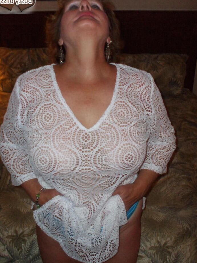 20P Amador mais velho Busty Bliss participa de sexo POV com um homem mais jovem