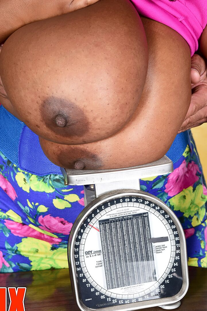 16P La negra Maserati libera sus enormes tetas antes de tener sexo