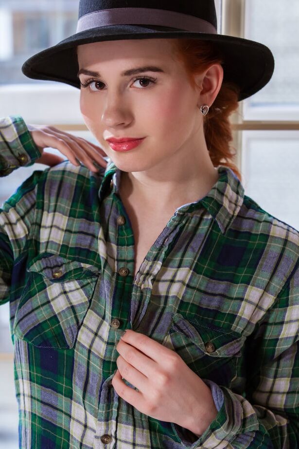 18P A ruiva natural Nicole La Cray tira o chapéu e a camisa de flanela para posar nua