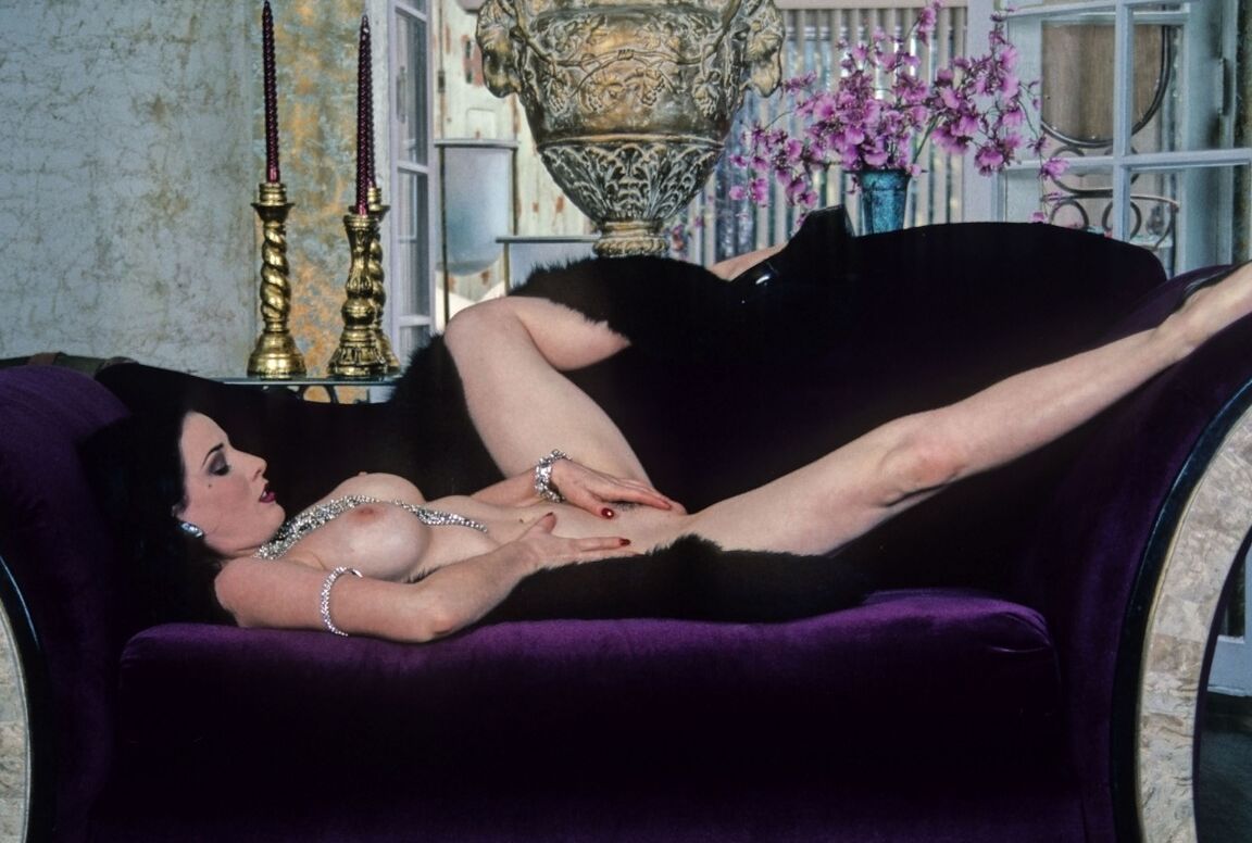20P Dita Von Teese, une page centrale aux cheveux noirs, caresse ses seins incroyables et sa chatte chaude