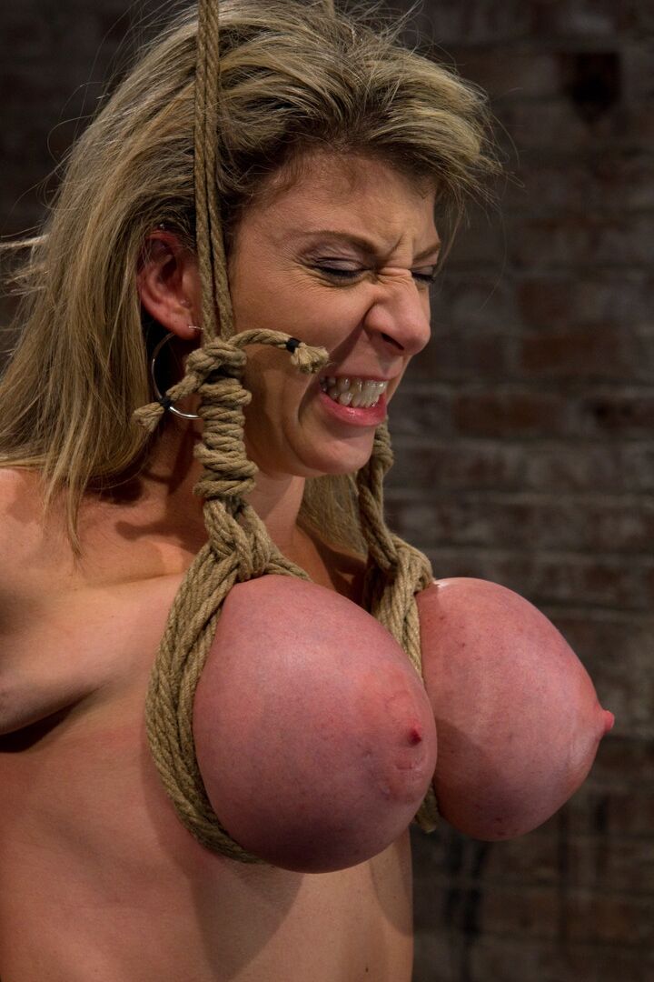 20P Loira curvilínea MILF Sara Jay é torturada pela linda gata Isis Love