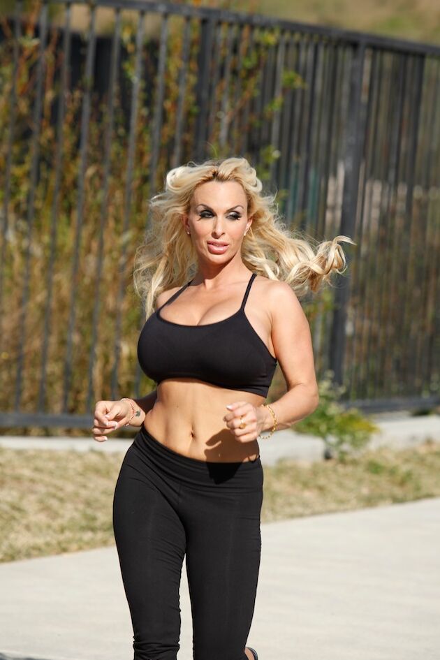 21P A loira peituda Holly Halston molha peitos grandes enquanto se exercita vestida ao ar livre