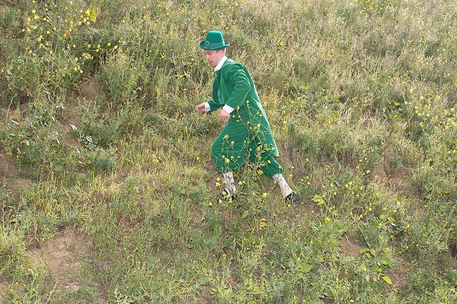 17P Adorável MILF irlandesa com peitos grandes sopra o pau de um cara de sorte ao ar livre