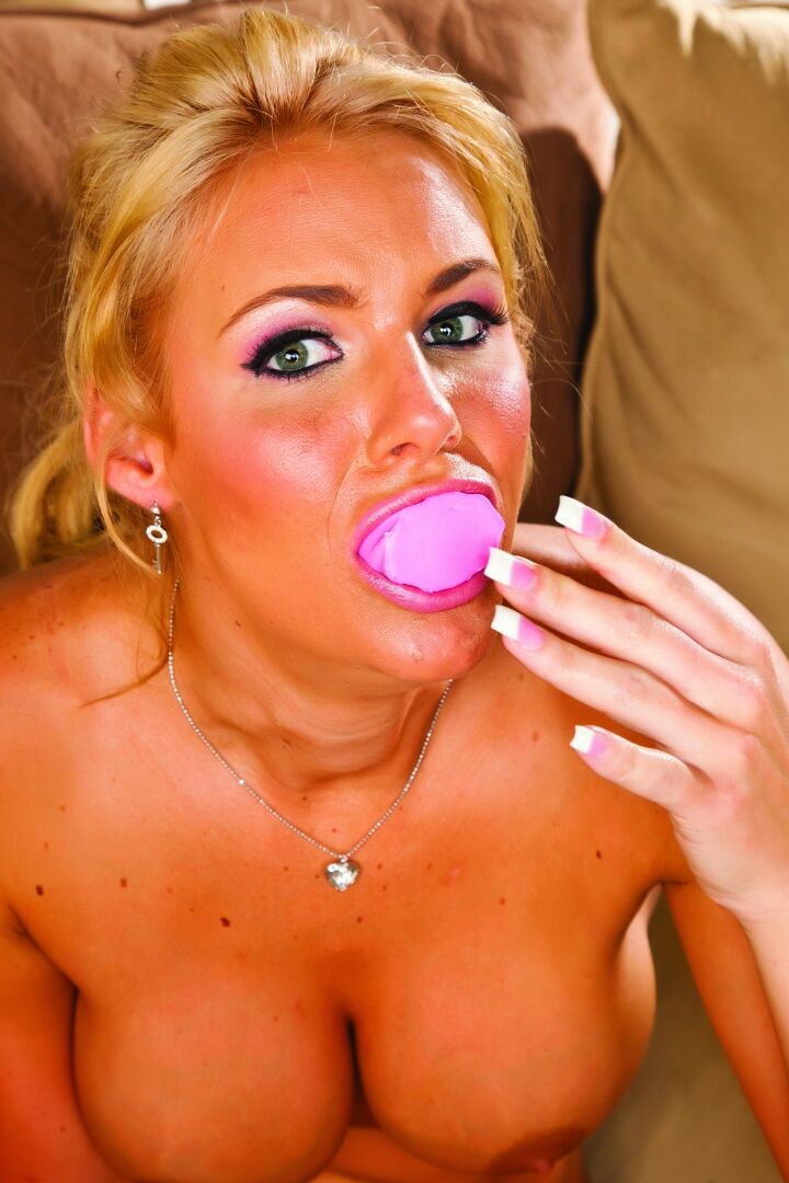 18P MILF rubia con un gran culo Phoenix Marie juega con sus agujeros en solitario