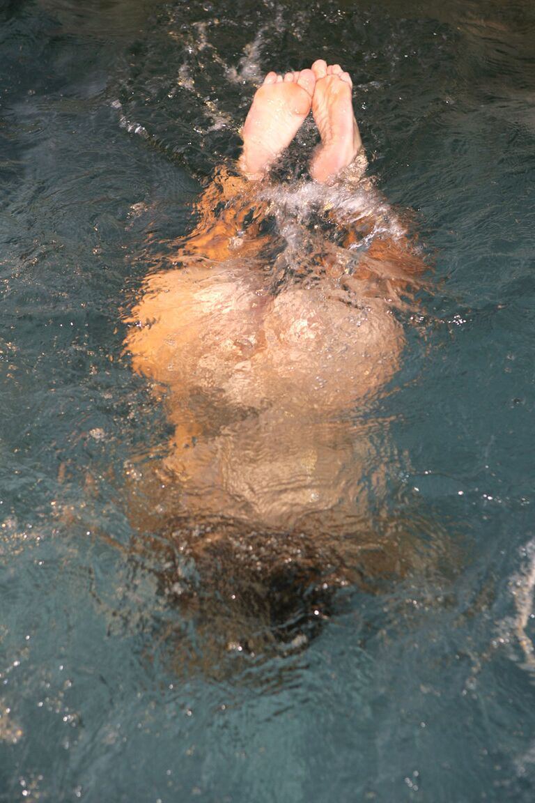 17P Kelly Madison, déesse du porno aux gros nichons, prend un bain dans la piscine
