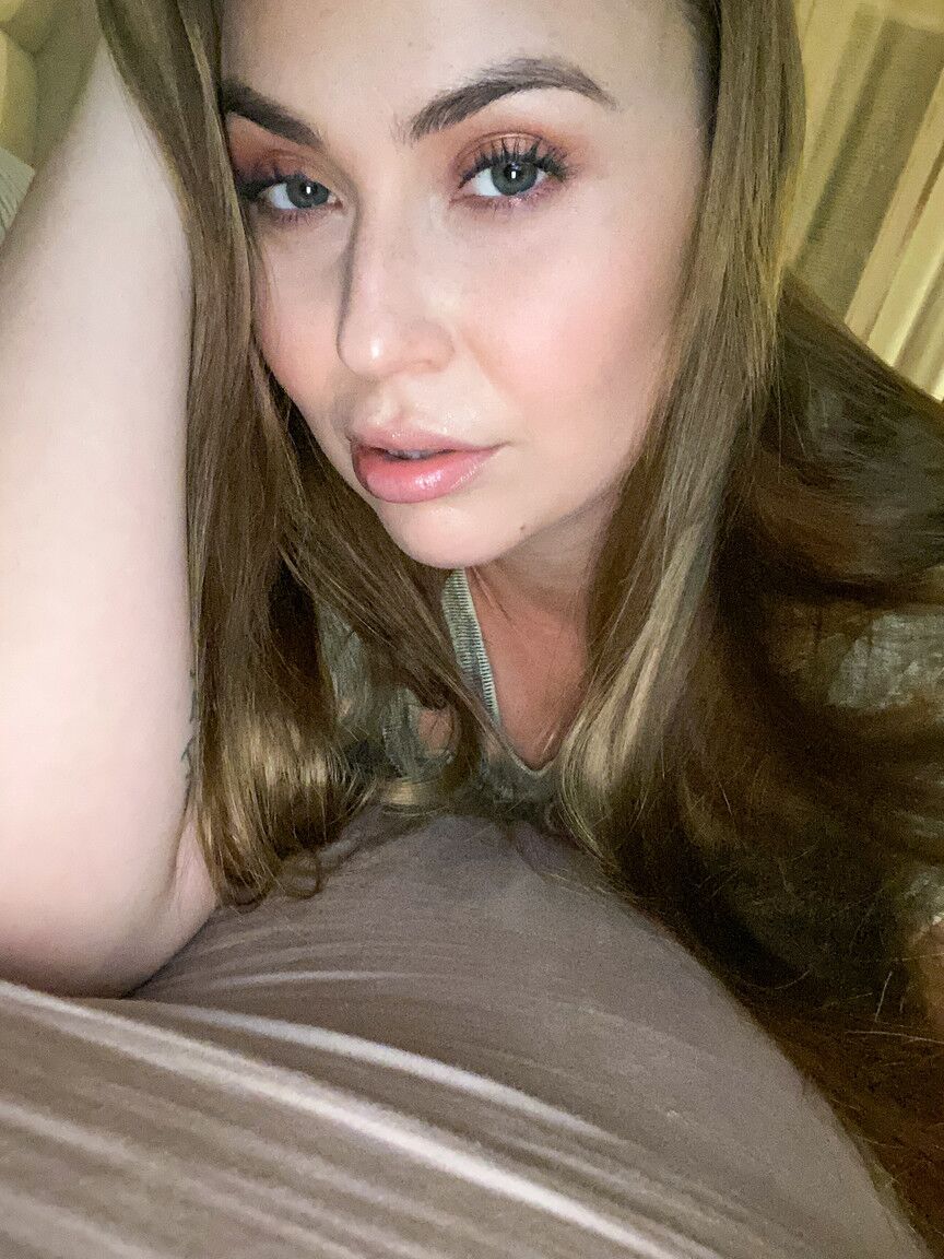 15P Hot babe Ava Nicks takes selfies of her incredible tits early in the morning