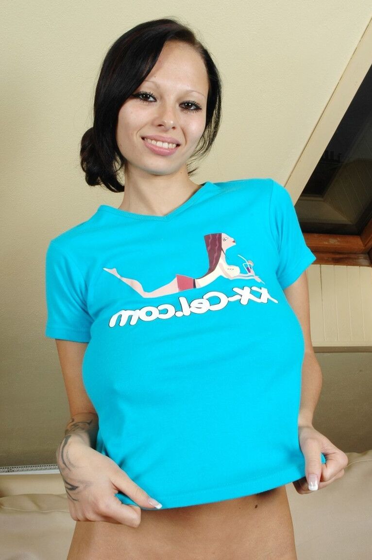 21P MILF Dominno juega con sus tetas naturales