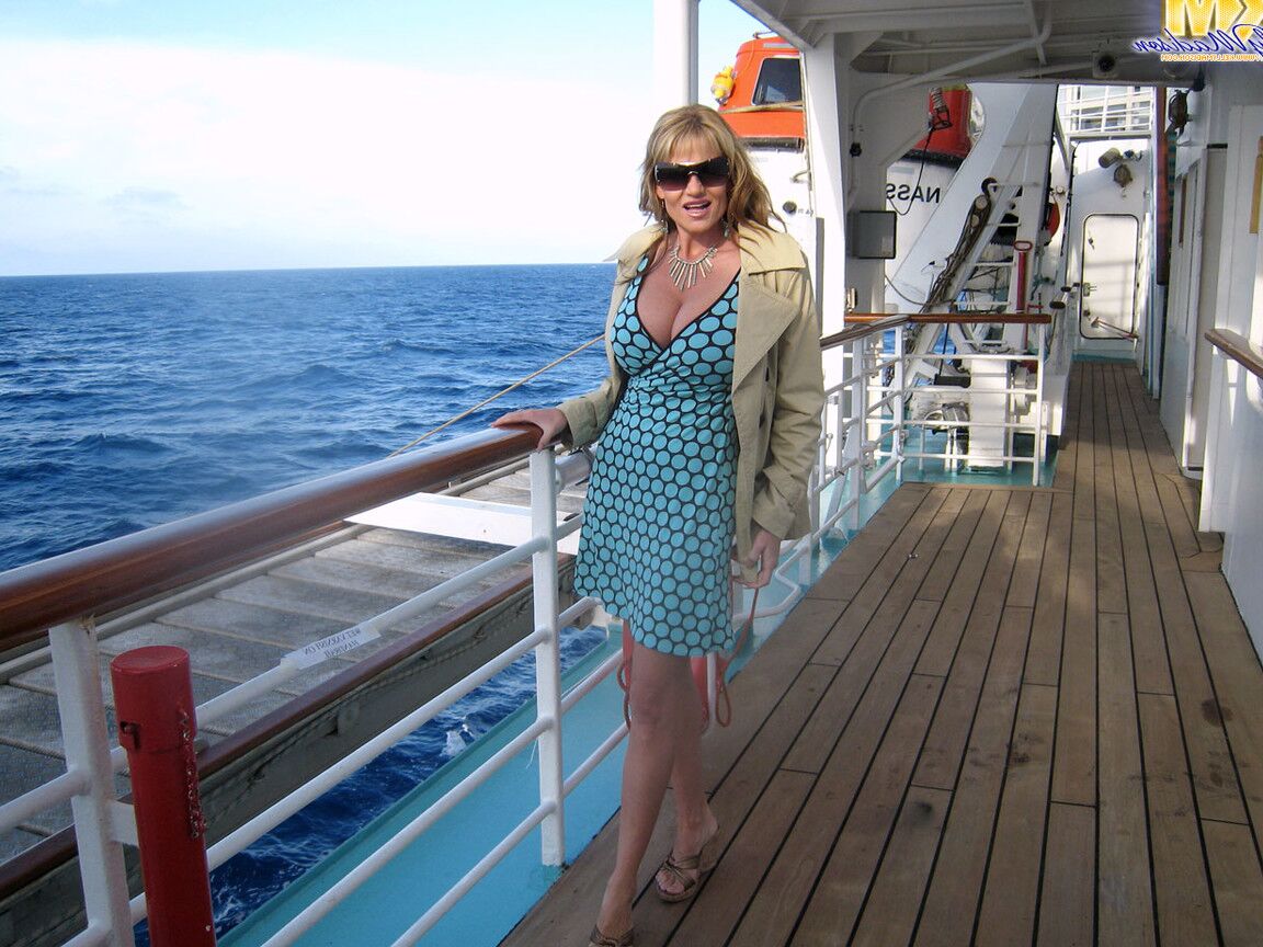 17P Lustful MILF Kelly Madison seduz um estranho e sopra seu pau grande