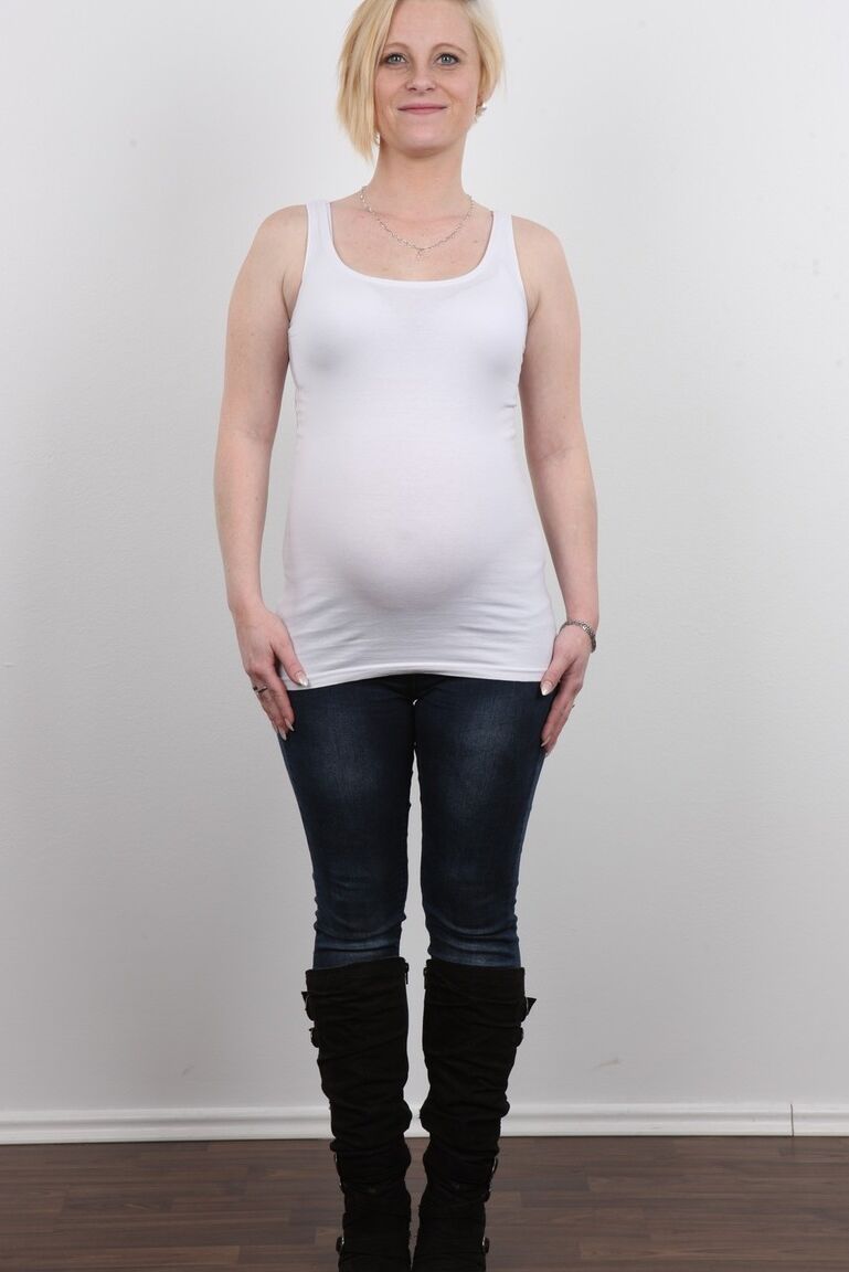 20P Pregnant girl lets her hormones get the better of her and decides to pose nude