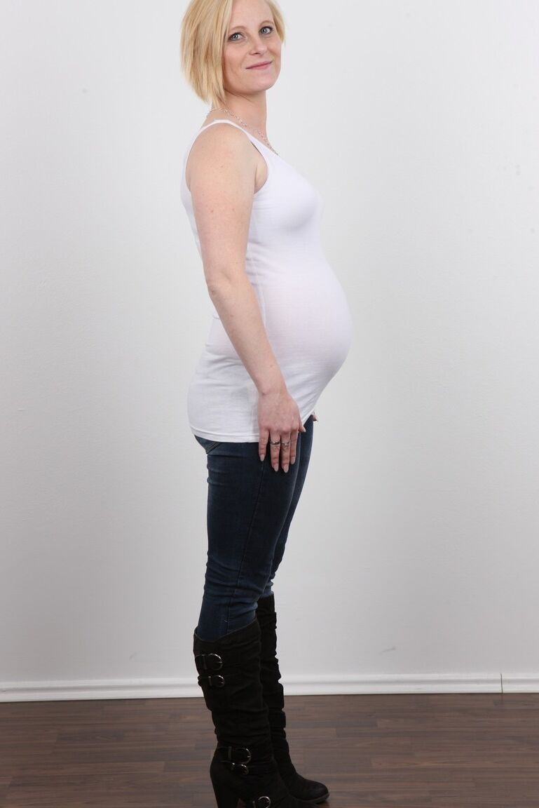 20P Pregnant girl lets her hormones get the better of her and decides to pose nude