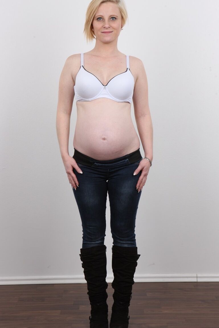 20P Pregnant girl lets her hormones get the better of her and decides to pose nude