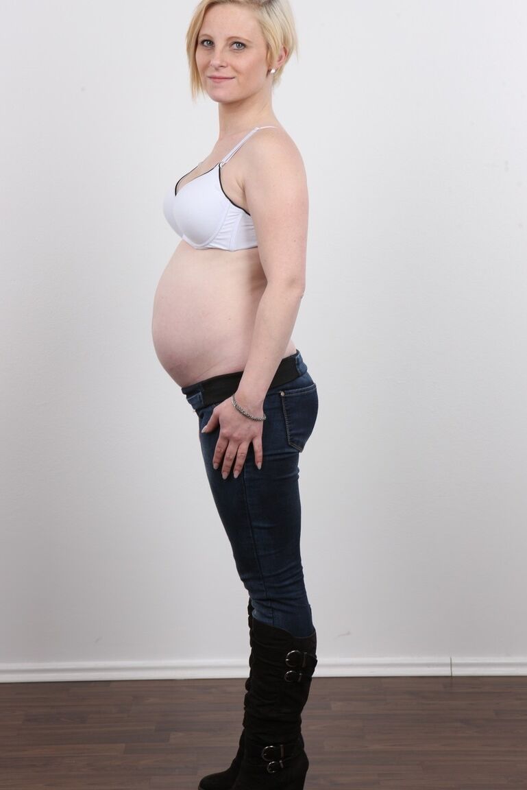 20P Pregnant girl lets her hormones get the better of her and decides to pose nude