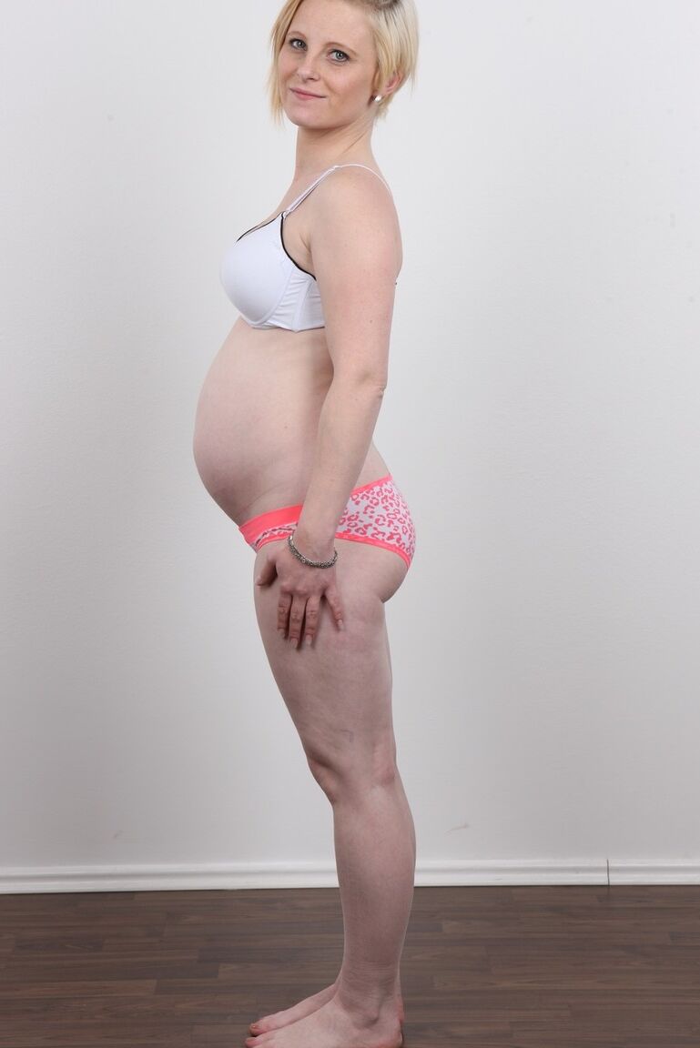 20P Pregnant girl lets her hormones get the better of her and decides to pose nude