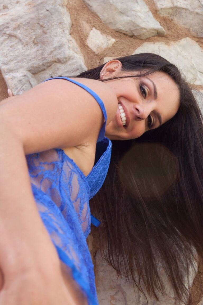 17P Attraktive brünette MILF Kobe Lee streift hauchdünne Babydolls ab, um draußen zu fingern