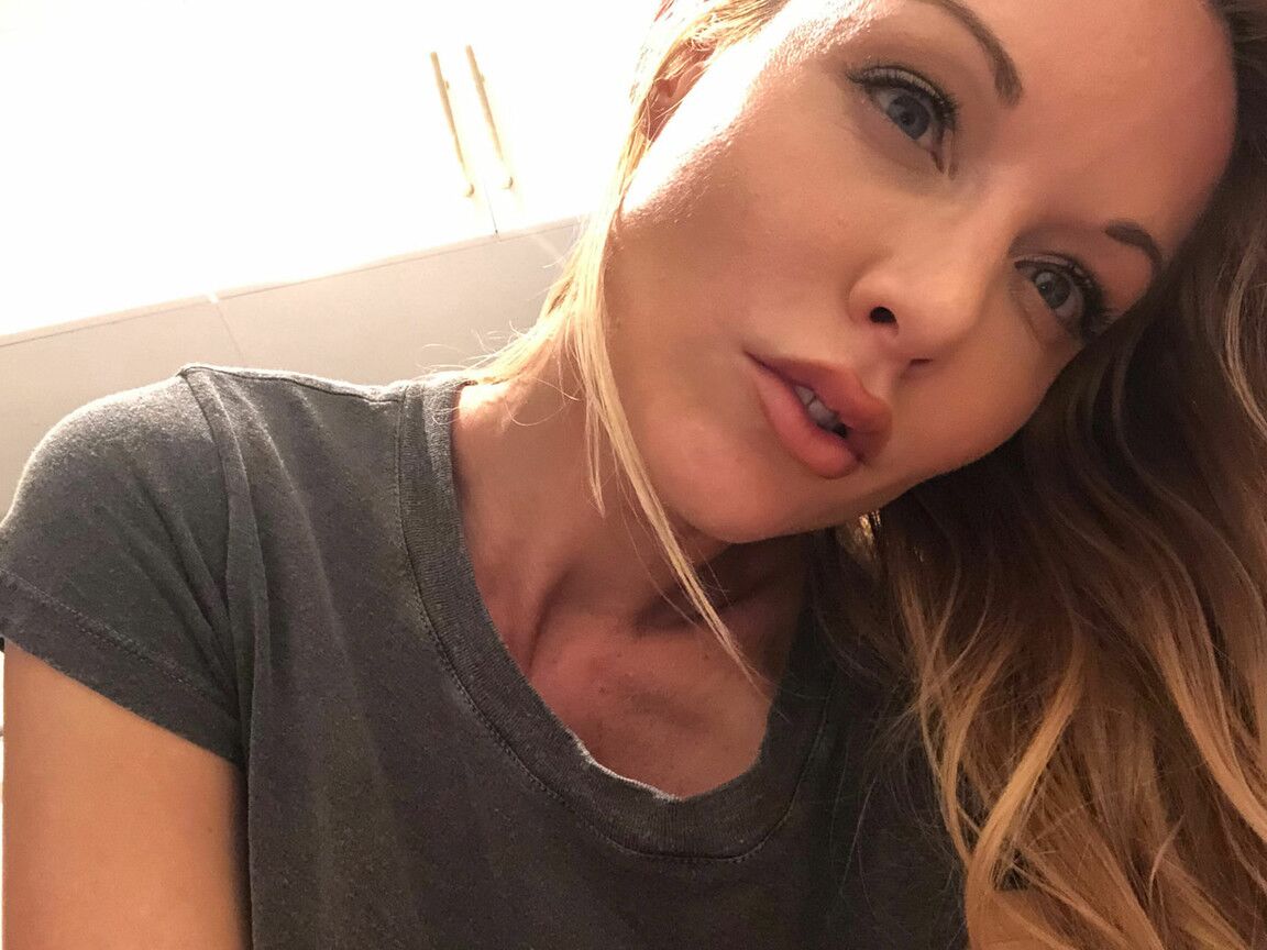17P A loira gostosa Kayden Kross ostenta mamilos longos enquanto tira selfies de masturbação