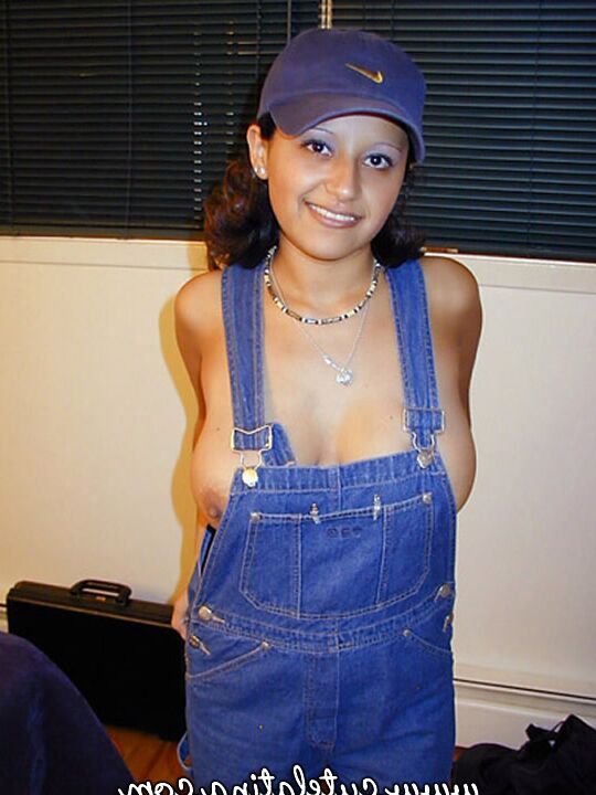 16P La linda latina Talia muestra con orgullo sus grandes tetas naturales con una gorra