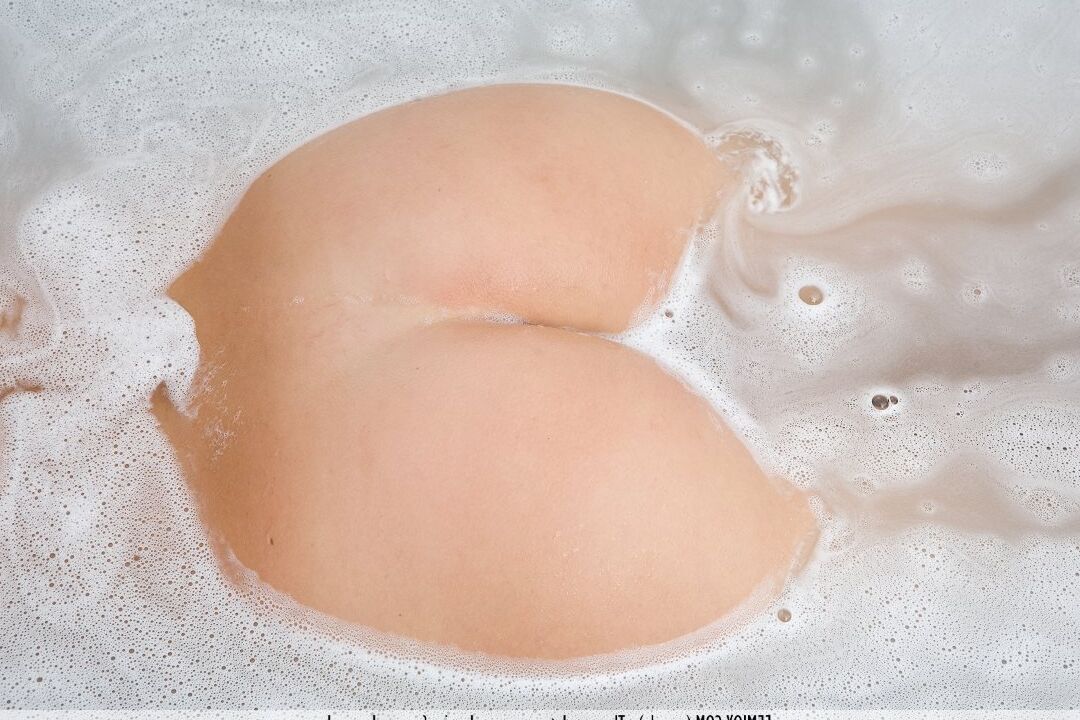 16P A modelo loira suja Gina exibe sua bela bunda enquanto entra na banheira